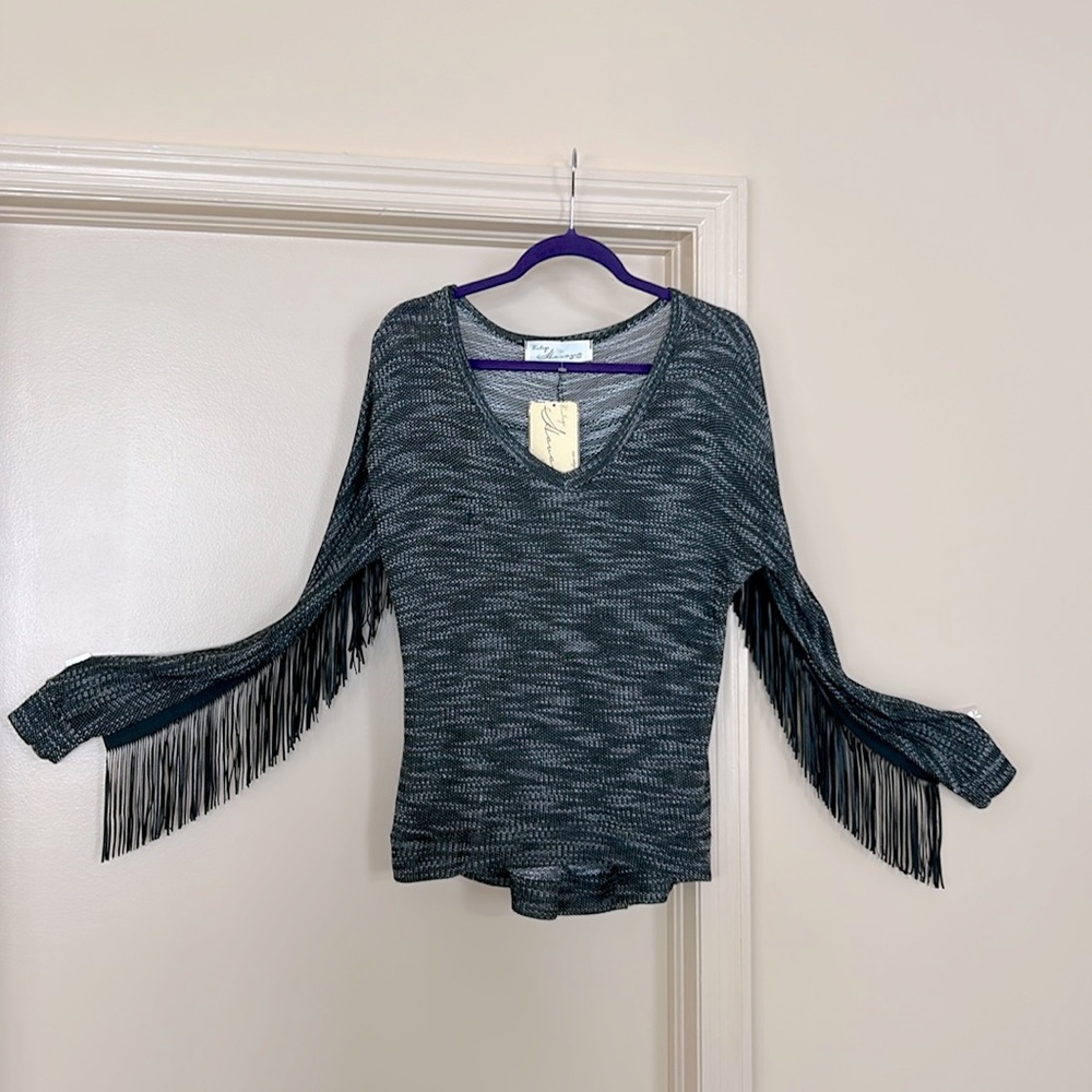 Lightweight, v neck Vintage Havana faux fringed shirt in gray-ish white.